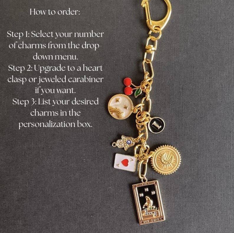 K&ouml;nnte beinhalten: Ein goldfarbener Schl&uuml;sselanh&auml;nger mit mehreren Anh&auml;ngern, darunter eine Kirsche, eine M&uuml;nze mit Sonnenmotiv, eine Spielkarte und eine Tarotkarte. Der Text "How to order" und Anweisungen sind sichtbar.