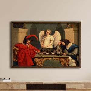 Op de afbeelding: Een ingelijst schilderij toont een schaakspel tussen drie figuren. Eén figuur draagt een rode jurk en hoed, een ander een blauwe jurk, en een engel staat tussen hen. Het schilderij heeft een vintage esthetiek.