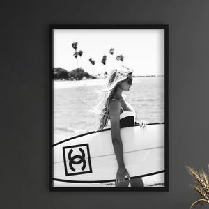Lienzo decorativo en blanco y negro con diseño de chica surfista, impresión fotográfica de moda playera, decoración costera minimalista, póster de tabla de surf de verano en el océano.