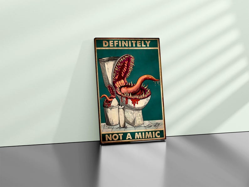 K&ouml;nnte beinhalten: Ein gerahmtes Poster mit einer humorvollen Illustration eines Monsters, das aus einer Toilette kommt. Das Monster hat ein gro&szlig;es Maul voller Z&auml;hne und eine lange, rote Zunge. Der Text auf dem Poster lautet "DEFINITELY NOT A MIMIC."