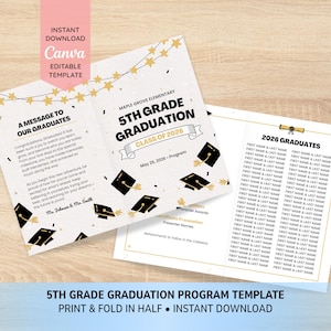 Könnte beinhalten: Eine Vorlage für ein Abschlussfeier-Programm vor einem hellen Holzgrund. Das weiße Programm hat schwarzen Text und goldene Akzente. Auf dem Cover steht "5th Grade Graduation Class of 2026". Die Vorlage enthält Platz für Namen und Veranstaltungsdetails.