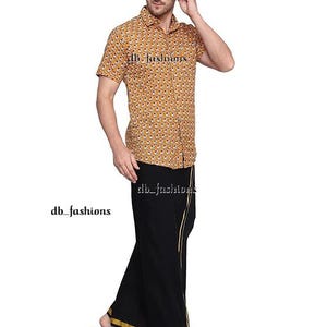 以下が含まれることがあります： マスタードイエローの柄入り半袖シャツと、金色のトリムが付いた黒いズボンを着た男性。彼は茶色のサンダルとサングラスをかけています。「db_fashions」というテキストが表示されています。