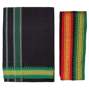 Puede incluir: Dos piezas de tela. Una es un textil negro grande y doblado con rayas verdes y blancas y un borde con estampado verde y amarillo. La otra es una tira de tela doblada con patrones rojos, amarillos y verdes.