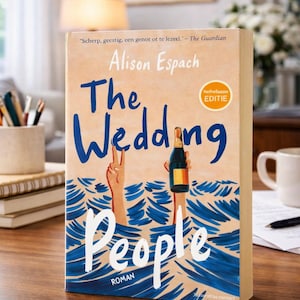 Może przedstawiać: Okładka książki "The Wedding People" autorstwa Alison Espach. Tytuł jest w niebieskim skrypcie na tle stylizowanej sceny oceanicznej z rękami trzymającymi butelkę i robiącymi znak pokoju. Okładka jest beżowa ze złotą obwódką.