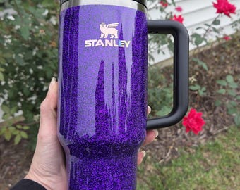 Gobelet Stanley personnalisé à paillettes violettes