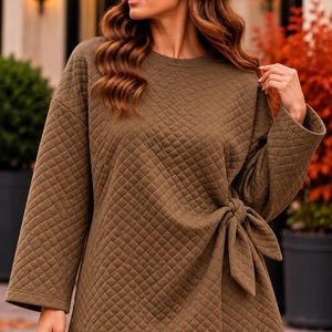 Top da donna marrone con motivo a rombi – camicia lunga con nodo laterale – Autunno/Inverno – Taglia unica 38–42