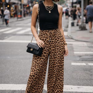Damesbroek met luipaardprint – Broek met wijde pijpen en dierenprint, elastische tailleband – Trendy casual en feestelijke broek
