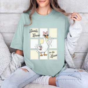 Comfort Colors® Auntie Goose on the Loose シャツ、妊娠発表Tシャツ、おばさんへの面白いグース好きへのギフト、おばさんへのギフト、妊娠発表