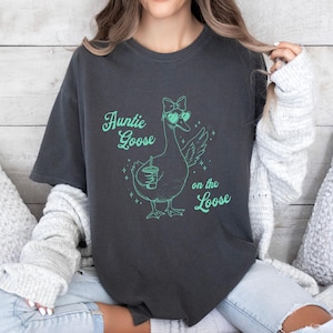 Comfort Colors® Auntie Goose on the Loose シャツ、妊娠発表Tシャツ、おばさんへの面白いグース好きへのギフト、おばさんへのギフト、妊娠発表