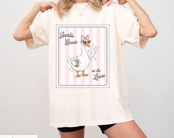 Comfort Colors® Auntie Goose on the Loose Shirt, Pregnancy Announcement Tee, Funny Goose Lover Gift for Aunt, Auntie Gift, Pregnancy Reveal