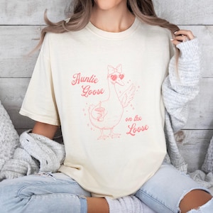 Comfort Colors® Auntie Goose on the Loose Shirt, Pregnancy Announcement Tee, Funny Goose Lover Gift for Aunt, Auntie Gift, Pregnancy Reveal