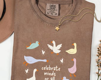 Comfort Colors® Celebrate Minds シャツ、メンタルヘルスシャツ、おもしろガチョウギフト、スクールカウンセラーへのギフト、学校心理学者へのギフト、BCBAギフト