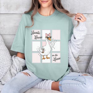 Comfort Colors® Auntie Goose on the Loose Shirt, Pregnancy Announcement Tee, Funny Goose Lover Gift for Aunt, Auntie Gift, Pregnancy Reveal