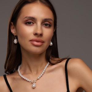 Pearl necklace set, Pearl necklace and earrings, Pearl jewelry set, Pearl choker necklace, Bridesmaid pearl jewelry, White pearl necklace