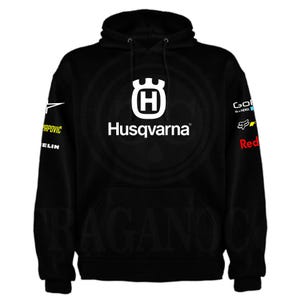 Könnte beinhalten: Schwarzer Kapuzenpullover mit weißem Husqvarna-Logo auf der Vorderseite. Der Pullover hat eine Kängurutasche und Sponsorenlogos auf den Ärmeln, darunter GoPro, Fox und Red Bull. Sportliches und modernes Design.