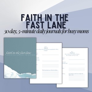 Pode incluir: Um diário azul-petróleo intitulado "Faith in the Fast Lane" com o texto "30 dias, diários diários de 5 minutos para mães ocupadas". O diário está aberto para revelar páginas pautadas. A capa apresenta um desenho de nuvem.