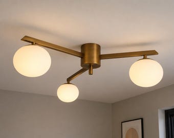 Moderne plafondlamp met 3 lampen van messing | Bolvormige kroonluchter in mid-century stijl