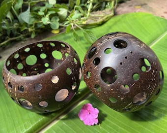 Castiçal artesanal em casca de coco – Decoração boho ecológica
