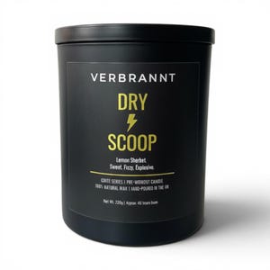 Peut inclure: Bougie noire cylindrique avec le texte "VERBRANNT DRY SCOOP" en jaune. La bougie porte une étiquette noire avec les mots "Lemon Sherbet, Sweet, Fizzy, Explosive." La bougie est pré-entraînement et coulée à la main au Royaume-Uni. Poids net 220g.
