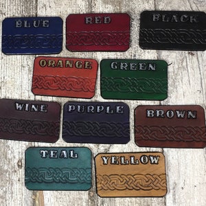 Pu&ograve; includere: Dieci campioni di pelle con disegni di nodi celtici in vari colori, tra cui blu, rosso, nero, arancione, verde, vino, viola, marrone, verde acqua e giallo.