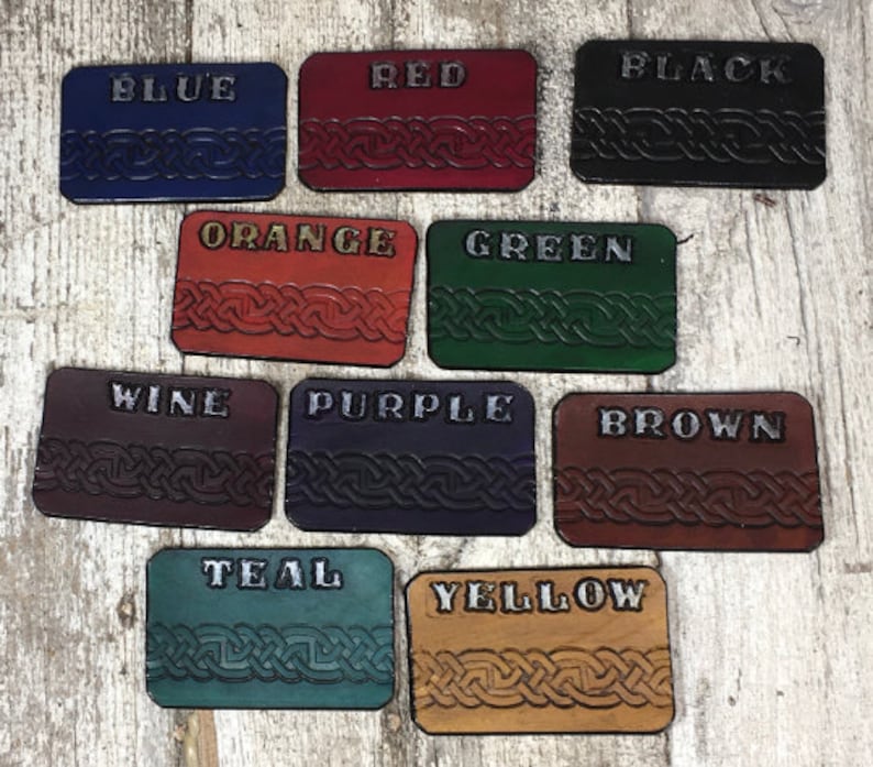 Pu&ograve; includere: Dieci campioni di pelle con disegni di nodi celtici in vari colori, tra cui blu, rosso, nero, arancione, verde, vino, viola, marrone, verde acqua e giallo.