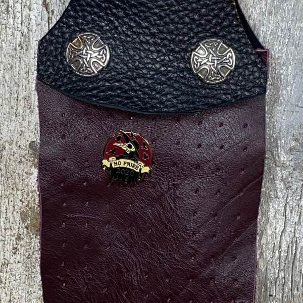 Leather Faire Pin badge holder favor