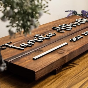 Holzschild mit Familienname, Personalisiertes Hochzeitsgeschenk für Paare, Wanddeko aus Holz, Einweihungsgeschenk mit Datum, Handgemacht