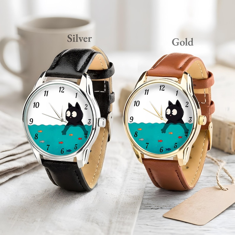 Pu&ograve; includere: Due orologi da polso, uno argentato e uno dorato, ciascuno con cinturino in pelle. I quadranti presentano un gatto dei cartoni animati nell'acqua con pesci. L'orologio argentato ha un cinturino nero, e quello dorato un cinturino marrone.