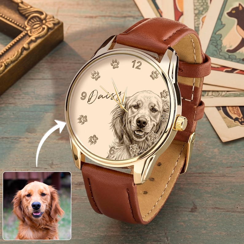 Pu&ograve; includere: Orologio da polso color oro con cinturino in pelle marrone. Il quadrante dell'orologio presenta un'incisione dettagliata di un Golden Retriever, impronte di zampe e il nome "Daisy". L'orologio ha lancette dorate e una lunetta dorata.