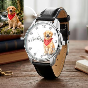 Puede incluir: Reloj de pulsera plateado con correa de cuero negro. La esfera del reloj presenta un golden retriever con un pa&ntilde;uelo rojo, rodeado de huellas de patas. La palabra "Rocky" est&aacute; escrita en la esfera.