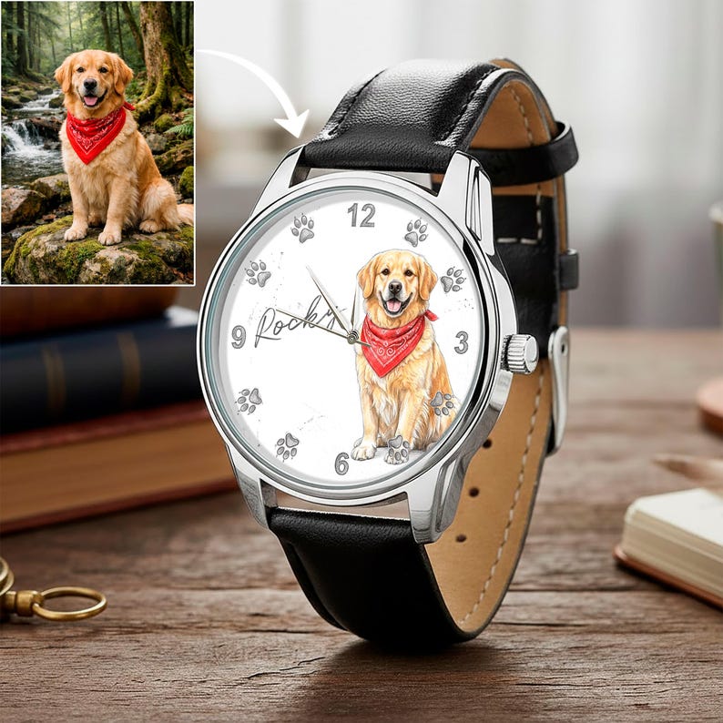 Puede incluir: Reloj de pulsera plateado con correa de cuero negro. La esfera del reloj presenta un golden retriever con un pa&ntilde;uelo rojo, rodeado de huellas de patas. La palabra "Rocky" est&aacute; escrita en la esfera.