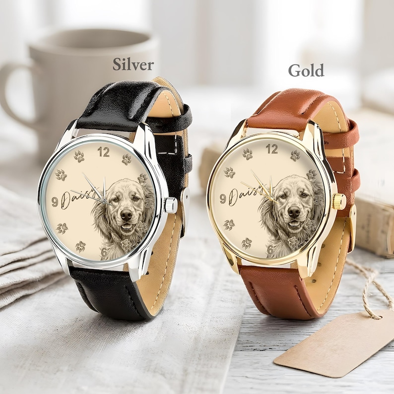 Pu&ograve; includere: Due orologi con cinturini in pelle. Uno ha una cassa argentata e un cinturino nero, l'altro una cassa dorata e un cinturino marrone. Entrambi gli orologi hanno un quadrante color crema con un ritratto di cane, impronte di zampe e il nome "Daisy".