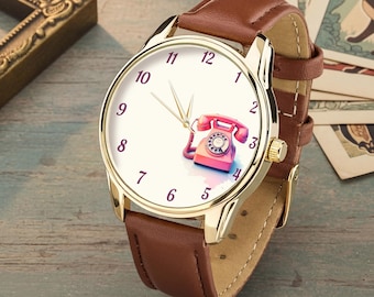 Reloj de pulsera rosa retro con forma de teléfono, reloj de pulsera vintage con forma de teléfono, accesorio nostálgico.