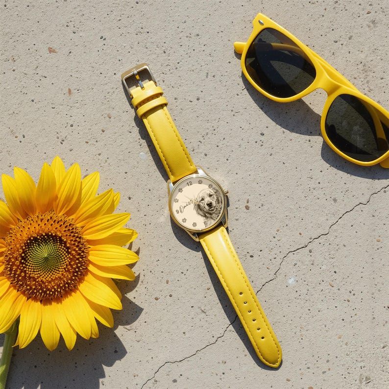 Pu&ograve; includere: Un orologio giallo con cassa color oro e cinturino in pelle giallo. Il quadrante dell'orologio presenta un ritratto di cane e il nome "Daisy". Occhiali da sole gialli e un girasole sono anche nell'immagine.