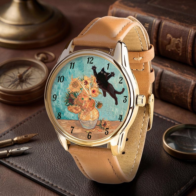 Puede incluir: Reloj de pulsera dorado con correa de cuero marr&oacute;n claro. La esfera del reloj presenta una pintura de girasoles en un jarr&oacute;n, un gato negro y un fondo turquesa. El reloj tiene un dise&ntilde;o cl&aacute;sico con esfera redonda y bisel dorado.