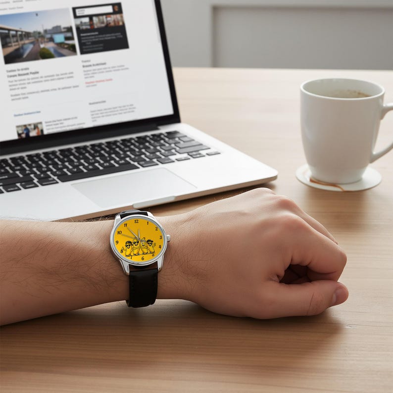 Puede incluir: Un reloj de pulsera con caja circular plateada y correa de cuero negra. La esfera es de color amarillo brillante y presenta una ilustraci&oacute;n gr&aacute;fica negra de tres personajes de dibujos animados con gafas de sol, con n&uacute;meros y agujas negros.