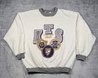 Sudadera KTS Sports Wear para hombre, blanca, con ribete de rayas, estilo vintage de los años 80, con escudo universitario.