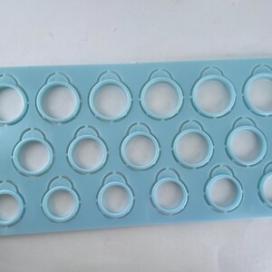 Pu&ograve; includere: Una dima rettangolare in plastica azzurra per misurare gli anelli, dotata di diciotto fori circolari di varie dimensioni. Il testo www.myloveweddingring.com &egrave; stampato verticalmente in oro sul lato sinistro dello strumento.