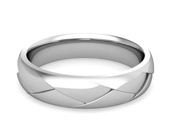 Può includere: Un anello in metallo color argento lucido caratterizzato da un design a fascia intrecciata continua. La superficie dell'anello presenta una serie di linee diagonali sovrapposte che creano un motivo geometrico incrociato lungo la circonferenza.