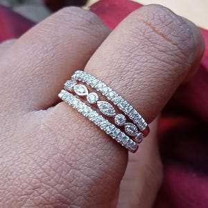 Conjunto de anéis de noivado de moissanita: trio de corte redondo, banhado a ouro branco 14K
