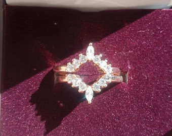 Realzador de anillo de diamantes / Protector nupcial chapado en oro amarillo de 14 quilates