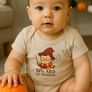 Zauberer in Training Baby Body & Kleinkind Tee | Niedliches Zauberer-inspiriertes Outfit | Fantasie-Babyparty-Geschenk | Buchliebhaber Kinder Shirt