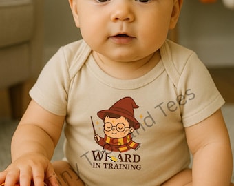 Body y camiseta para bebé de mago en prácticas / Bonito conjunto inspirado en un mago / Regalo de baby shower de fantasía / Camiseta infantil para amantes de los libros