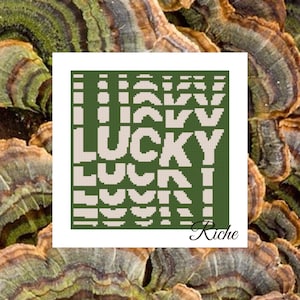 Op de afbeelding: Een vierkante afbeelding met het woord "LUCKY" in witte blokletters op een groene achtergrond. De achtergrond toont een herhalend patroon van groene en bruine organische vormen. Het woord "Riche" staat in cursief rechtsonder.