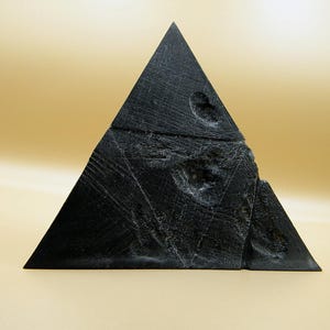 Replika artefaktu w kształcie piramidy z serii filmów „1899” wykonana w technologii 3D z żywicy