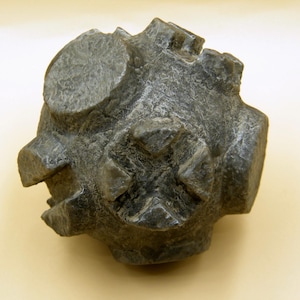 3D-printad hartsreplika av Petrosphere · Stenkula - artefakt - Naturlig storlek!