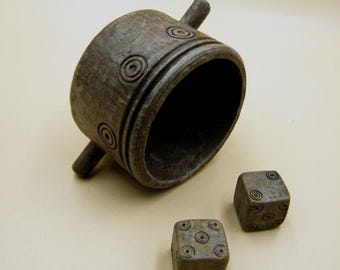 Roman dice set. Two dices and a shaker - London Museum version - resin replica