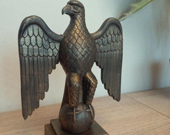 Réplica impresa en 3D de una escultura de águila. Recuerdo, figura, decoración.