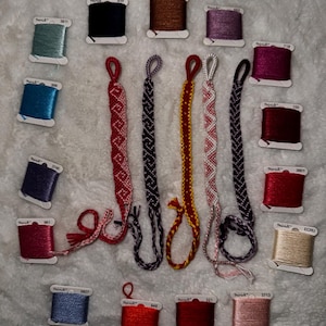 Ręcznie tkane bransoletki przyjaźni | Styl boho | Kolorowe bransoletki z nici | Regulowane prezenty dla przyjaciół | Ręcznie robione z muliny