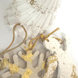 Conjunto de invierno: copo de nieve, ángel y árbol de cerámica.